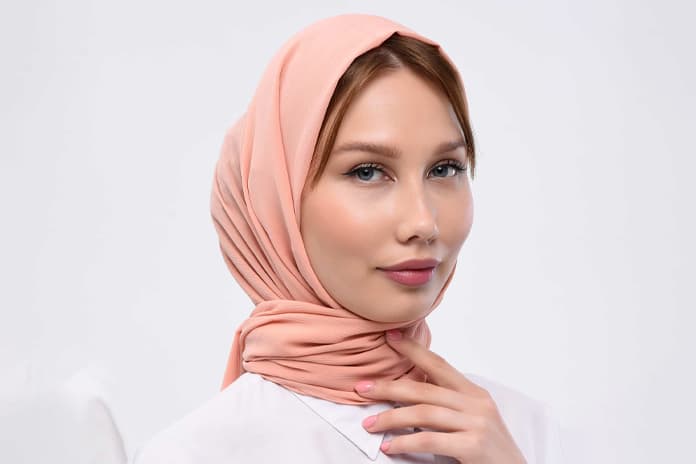 plain chiffon scarf is worn by a lady